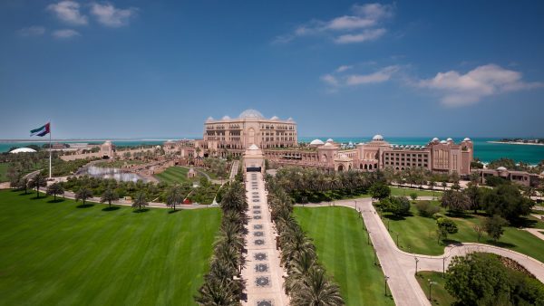 باقة إقامة احتفالية لتدليل الأزواج في قصر الإمارات