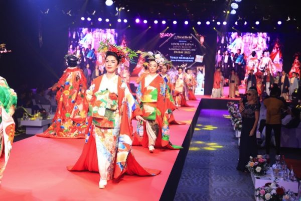 دبي تشهد عرضاً هائلاً لأزياء الكيمونو