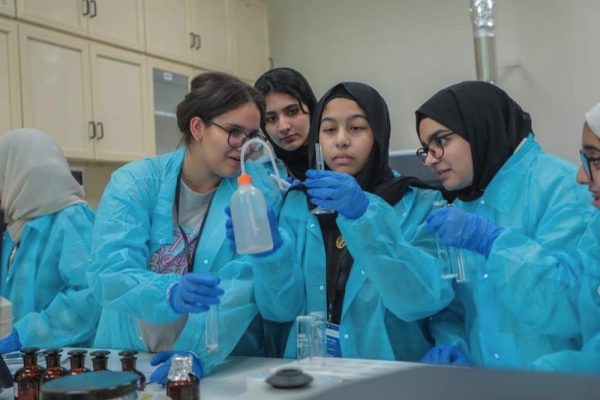 طالبات الإمارات يتذوقون تجربة العلوم الصيدلانية في كلية الصيدلة بدبي من خلال سلسلة من الندوات وورش العمل