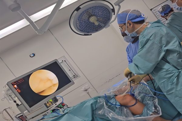 مستشفى ميدكير لجراحة العظام والعمود الفقري يجري أول عملية رباط صناعي باستخدام تقنية LARS لمريض إيطالي في الإمارات
