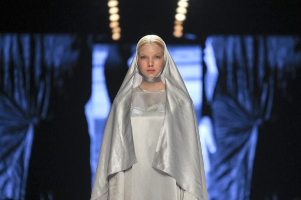 أسبوع الموضة في موسكو يسلّط الضوء على موضة الأزياء المحتشمة في مارس 2024
